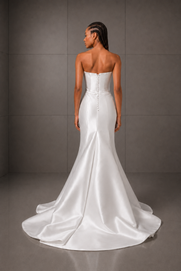femme dans une robe de mariée sirène glamour