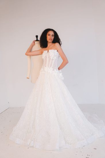 femme dans une robe de mariée princesse élégante et originale