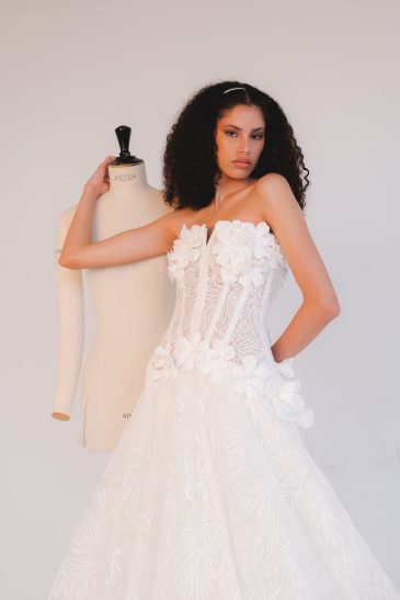 femme dans une robe de mariée princesse élégante et originale