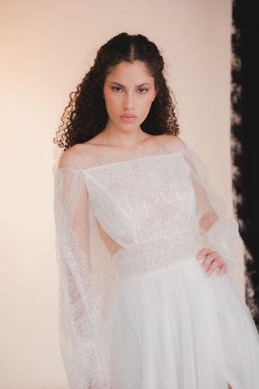 femme dans une robe de mariée bohème à manches longues