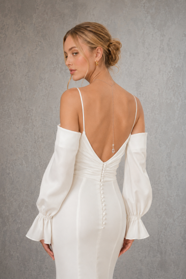 femme dans une robe de mariée sirène glamour
