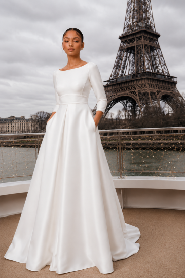 femme dans une robe de mariée A-line fluide à Paris