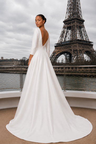 femme dans une robe de mariée A-line fluide à Paris