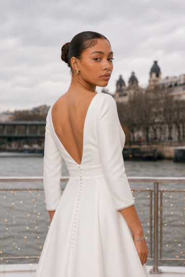 femme dans une robe de mariée A-line fluide à Paris