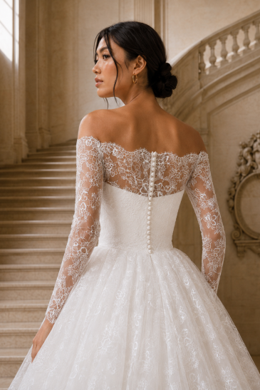 femme dans une robe de mariée princesse en dentelle dans un château