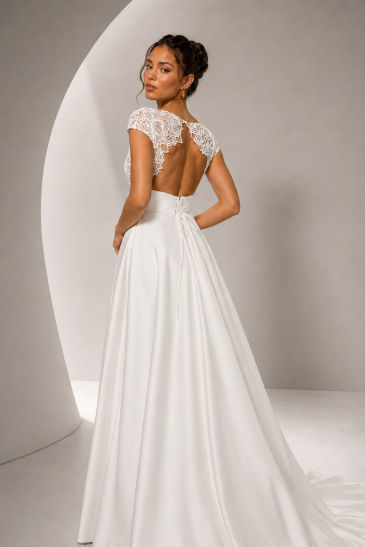 femme dans une robe de mariée A-line bohème en tulle brodé