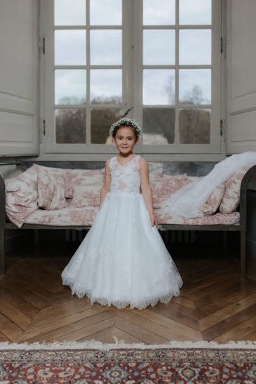 petite fille dans une robe de cérémonie enfant princesse