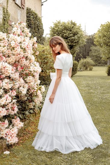 femme dans une robe de mariée courte bohème élégante en jacquard