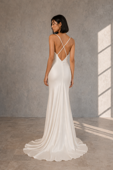 femme dans une robe de mariée sirène glamour