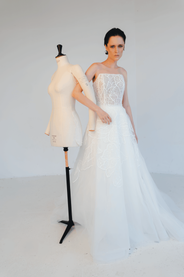 femme dans une robe de mariée princesse élégante et originale