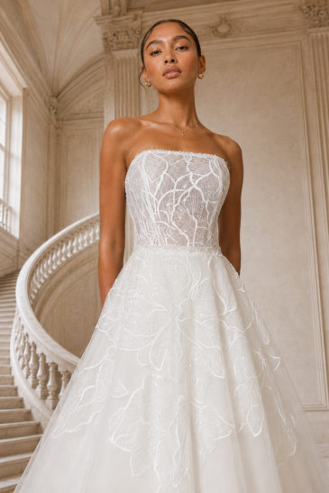 femme dans une robe de mariée princesse dans un château