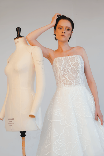 femme dans une robe de mariée princesse élégante et originale