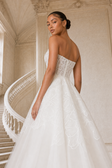 femme dans une robe de mariée princesse dans un château