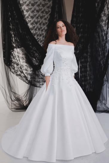 femme dans une robe de mariée épurée volumineuse