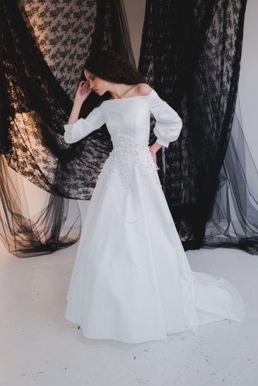 femme dans une robe de mariée épurée volumineuse