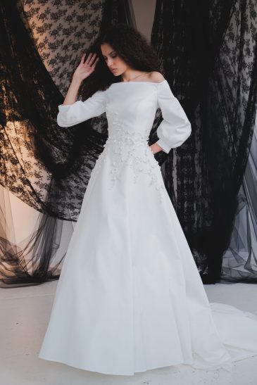 femme dans une robe de mariée épurée volumineuse