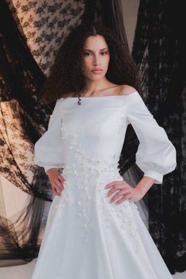 femme dans une robe de mariée épurée volumineuse