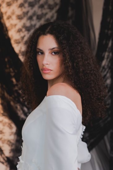 femme dans une robe de mariée épurée volumineuse