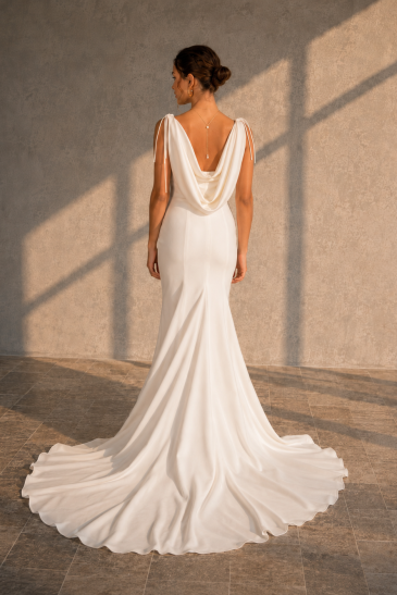 femme dans une robe de mariée sirène glamour et son bénitier assortie
