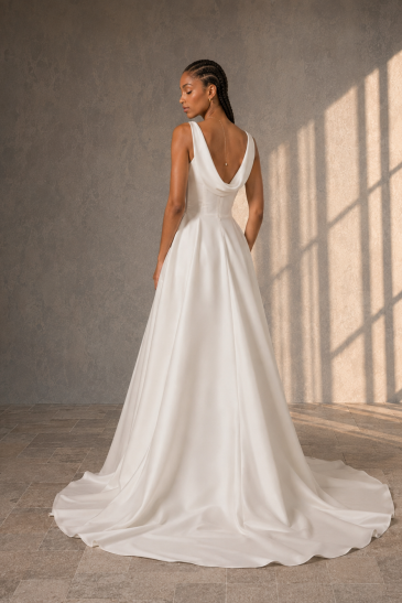 femme dans une robe de mariée sirène glamour et sa surjupe assortie