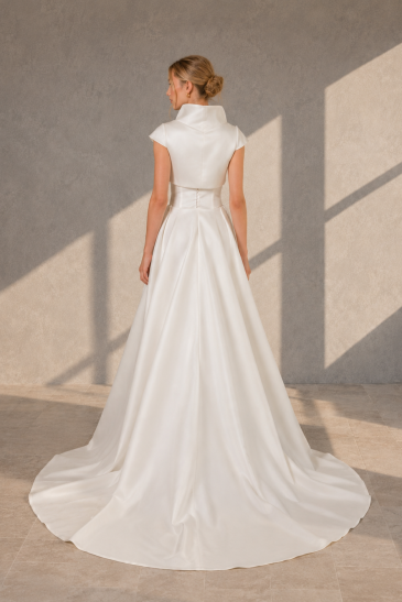 femme dans une robe de mariée sirène glamour