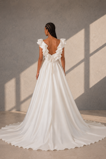 femme dans une robe de mariée sirène glamour