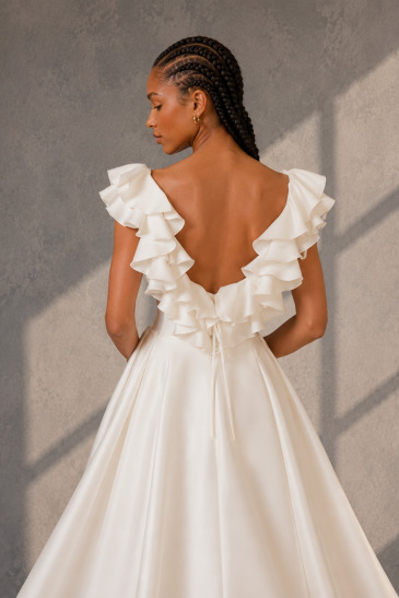 femme dans une robe de mariée sirène glamour
