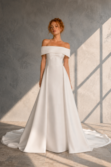 femme dans une robe de mariée sirène glamour
