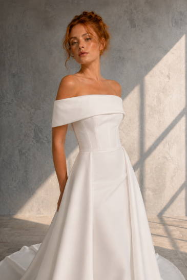 femme dans une robe de mariée sirène glamour