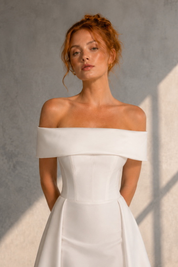 femme dans une robe de mariée sirène glamour