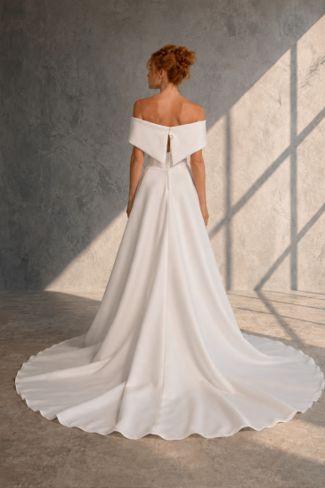 femme dans une robe de mariée sirène glamour