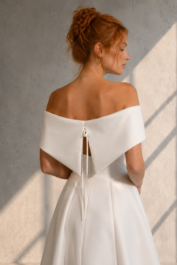 femme dans une robe de mariée sirène glamour