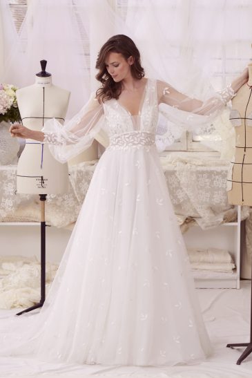 femme dans une robe de mariée bohème élégante en tulle brodé