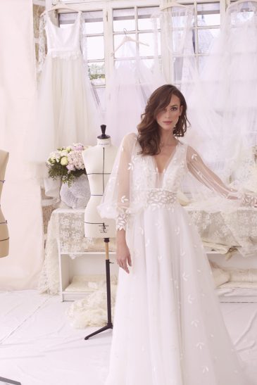 femme dans une robe de mariée bohème élégante en tulle brodé