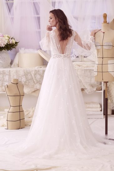 femme dans une robe de mariée bohème élégante en tulle brodé