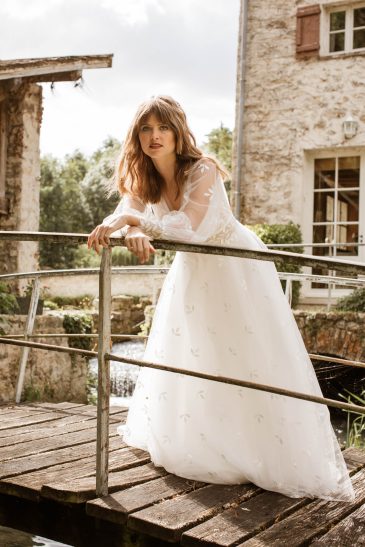 femme dans une robe de mariée bohème élégante en tulle brodé