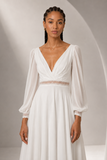 femme dans une robe de mariée bohème et aérienne en mousseline