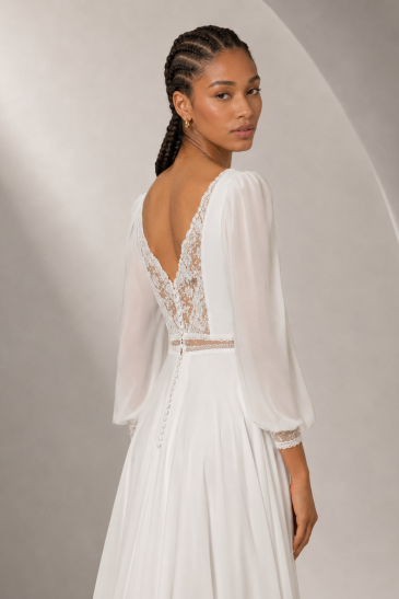 femme dans une robe de mariée bohème et aérienne en mousseline
