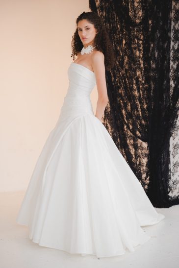 femme dans une robe de mariée sirène élégante