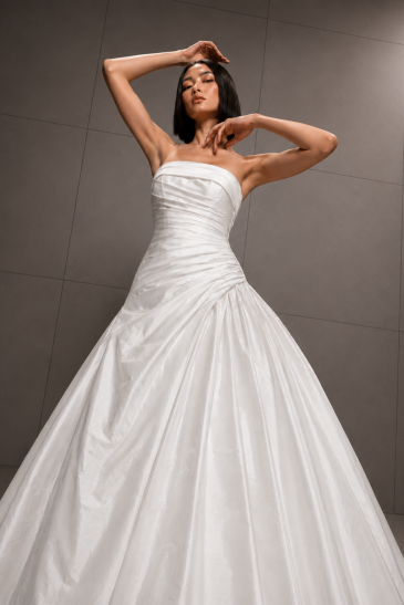 femme dans une robe de mariée sirène glamour