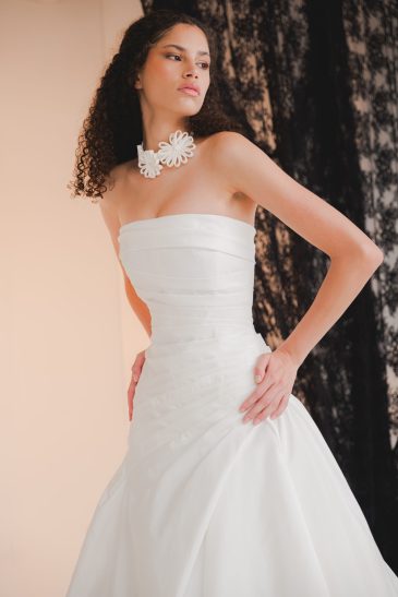 femme dans une robe de mariée sirène élégante