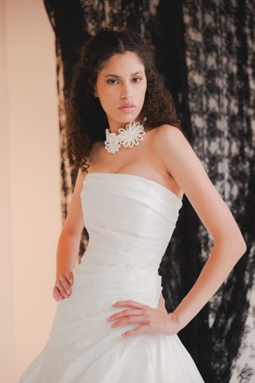 femme dans une robe de mariée sirène élégante