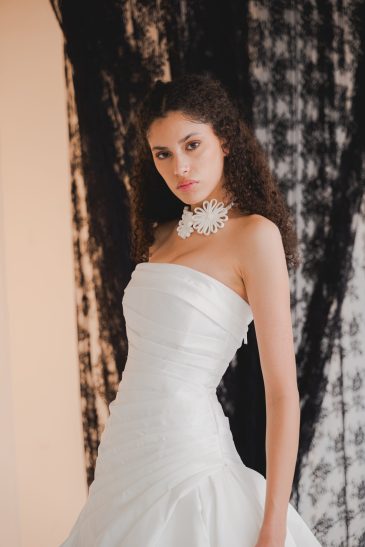 femme dans une robe de mariée sirène élégante