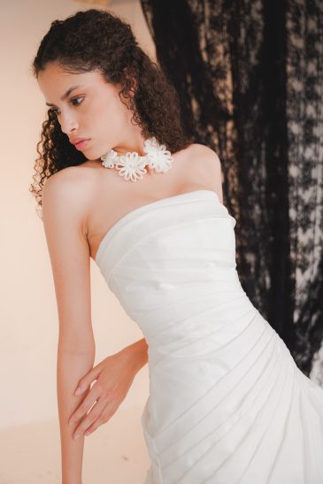 femme dans une robe de mariée sirène élégante