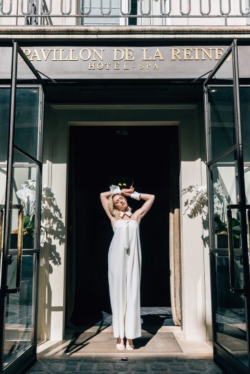 femme dans une combinaison de mariée à Paris