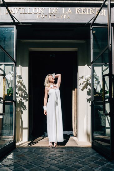 femme dans une combinaison de mariée à Paris