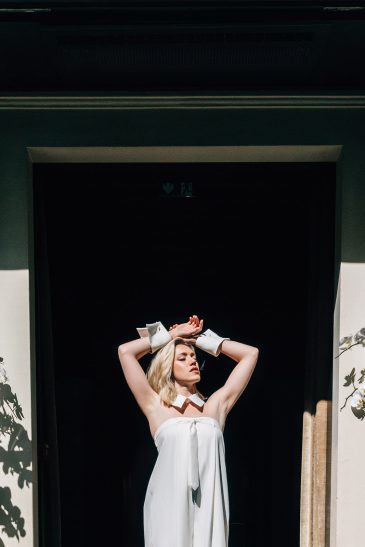 femme dans une combinaison de mariée à Paris
