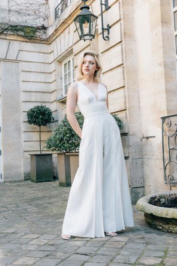 femme dans une combinaison de mariée A-line épurée en crêpe