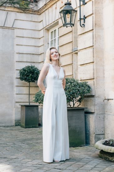 femme dans une combinaison de mariée A-line épurée en crêpe