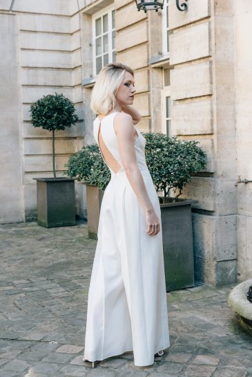 femme dans une combinaison de mariée A-line épurée en crêpe